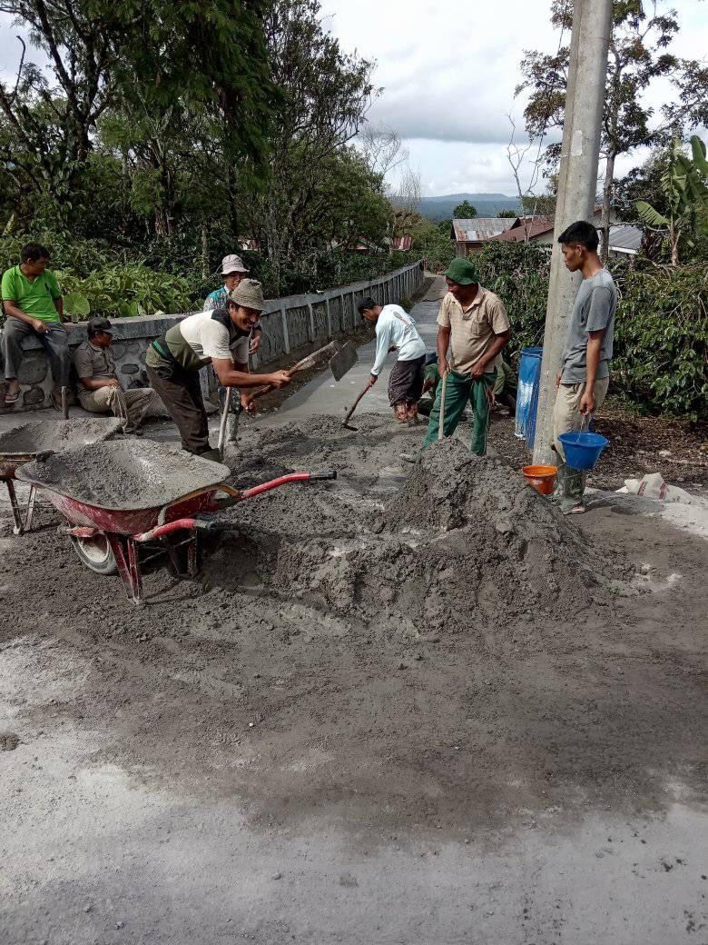 perbaikin jalan yang berlobang yang berada di Dusun Bertona Kampung Remang Ketike Jaya